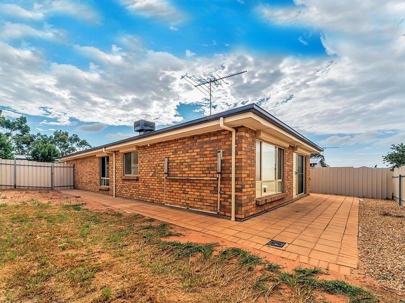 19 Cairns Crescent, Riverton SA 5412