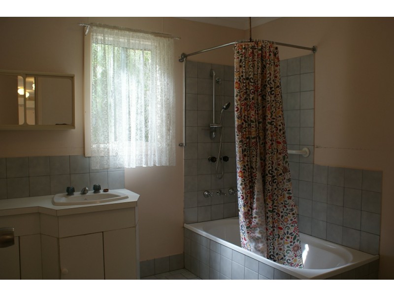 2 Tilbrook Avenue, Clare SA 5453