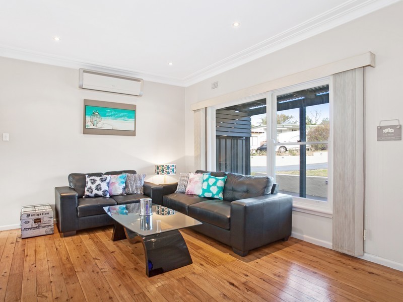 4 Leigh Crescent, Unanderra NSW 2526
