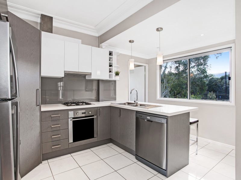 4 Leigh Crescent, Unanderra NSW 2526