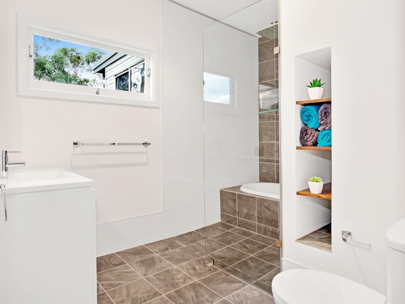 4 Leigh Crescent, Unanderra NSW 2526