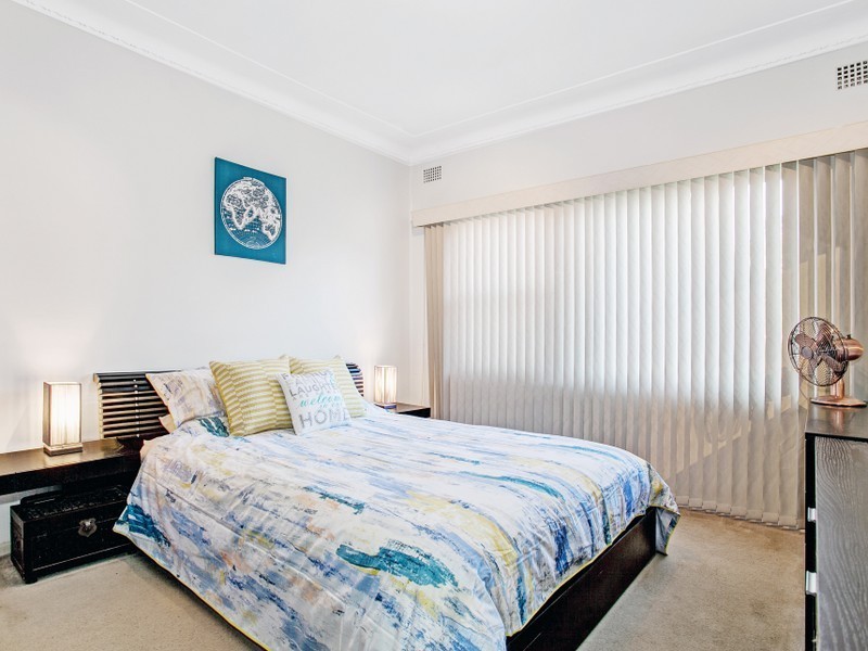 4 Leigh Crescent, Unanderra NSW 2526