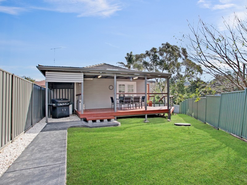 4 Leigh Crescent, Unanderra NSW 2526