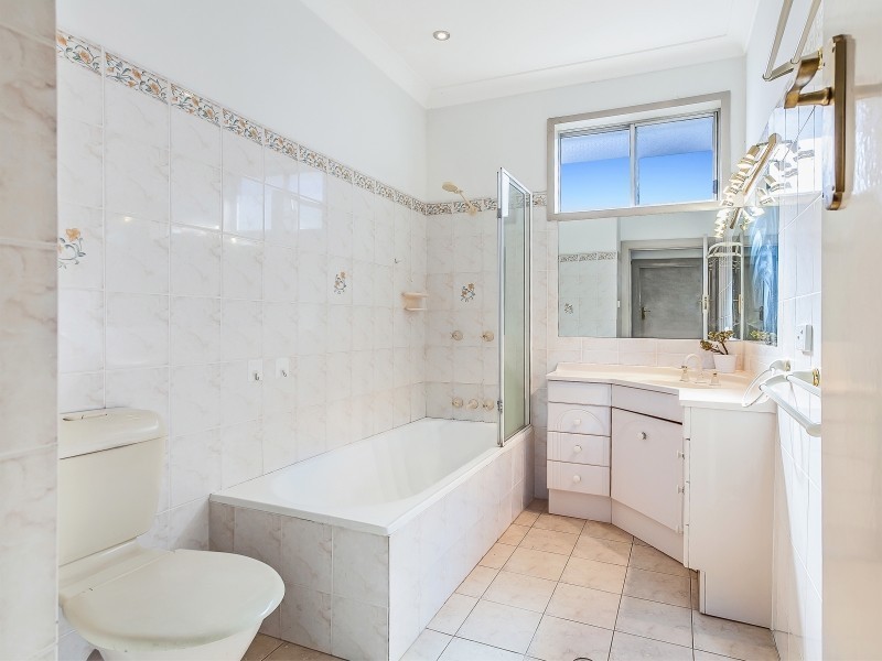 15 Hill Street, Coniston NSW 2500