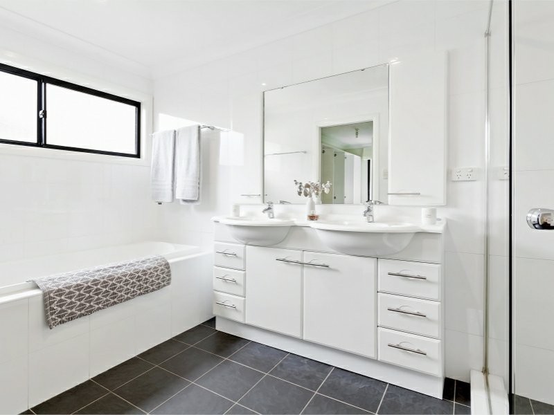 18 Woodlands Place, Figtree NSW 2525