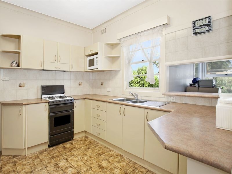 72 Taronga Avenue, Coniston NSW 2500