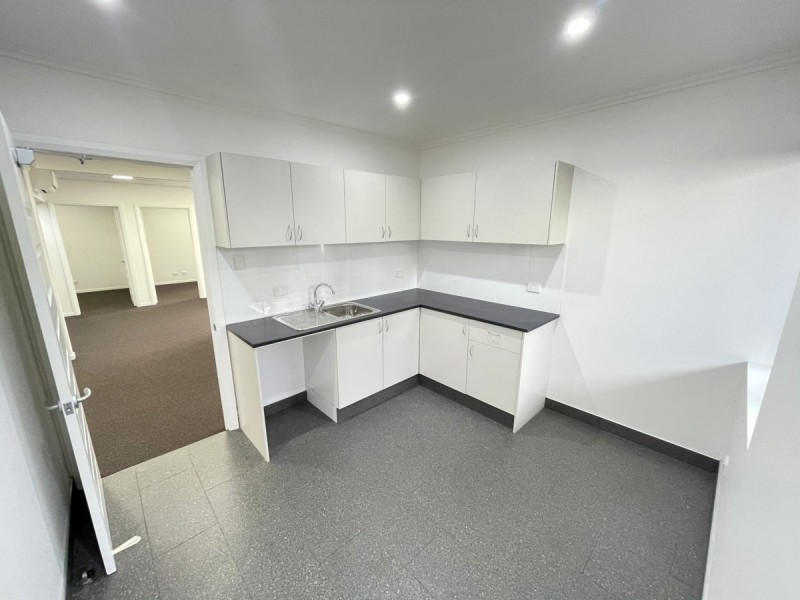 8 RAWLINS STREET, Southport QLD 4215