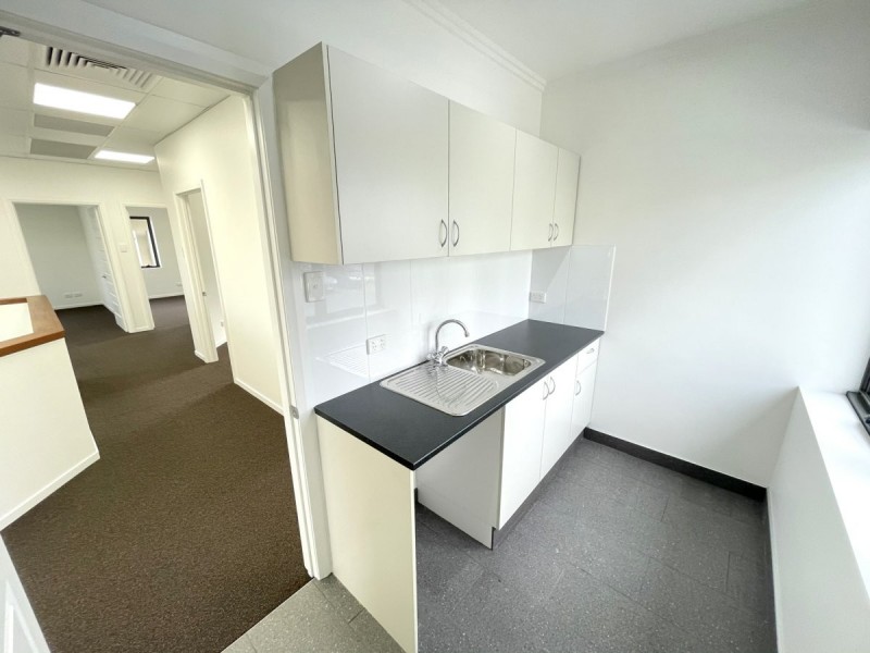 8 RAWLINS STREET, Southport QLD 4215