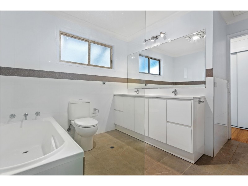 33 Goolara Avenue, Dalmeny NSW 2546