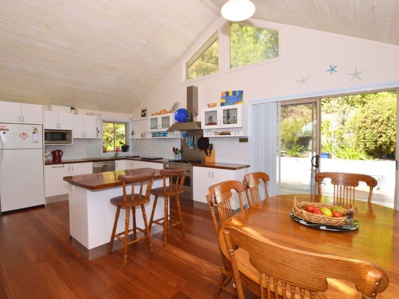 11 Dawn Parade, Kianga NSW 2546