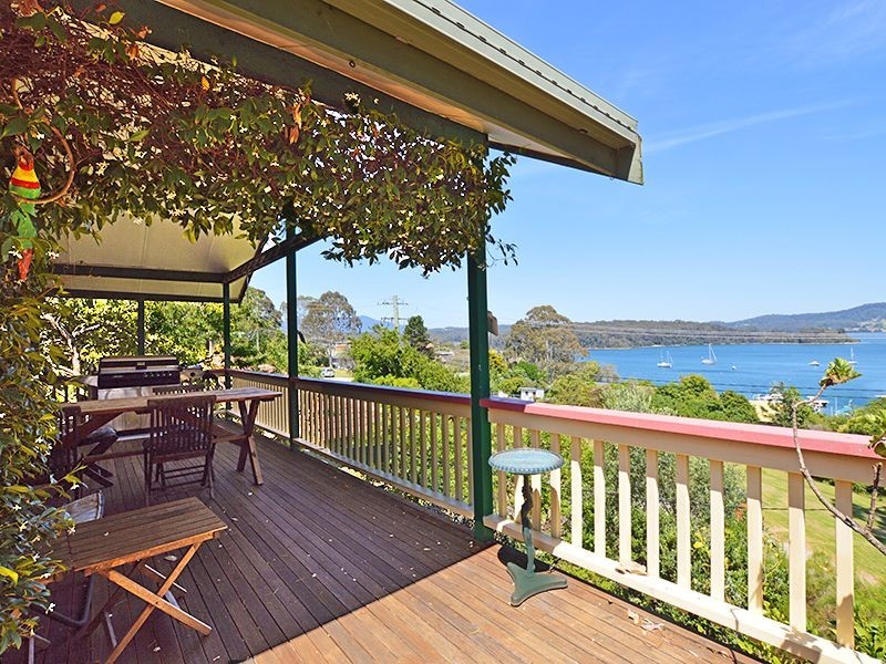 11 Taylor Street, Narooma NSW 2546