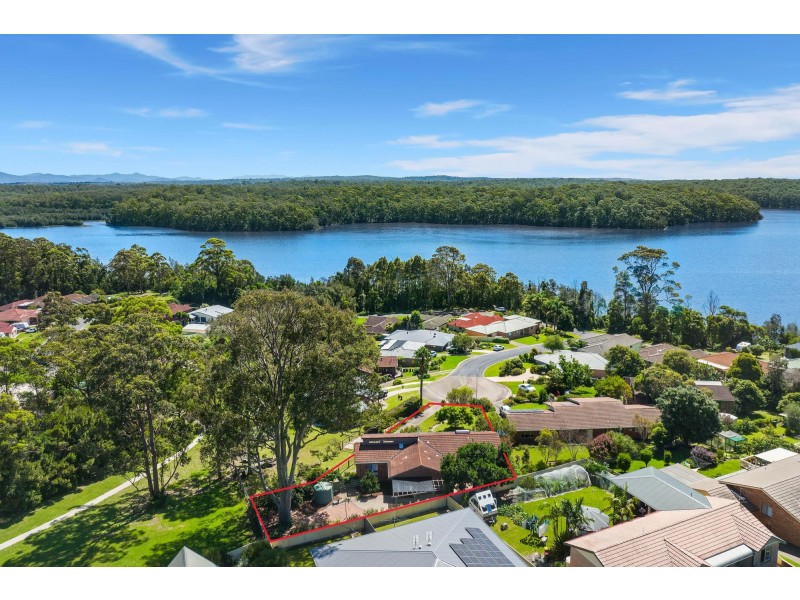 10 Tarourga Place, Dalmeny NSW 2546