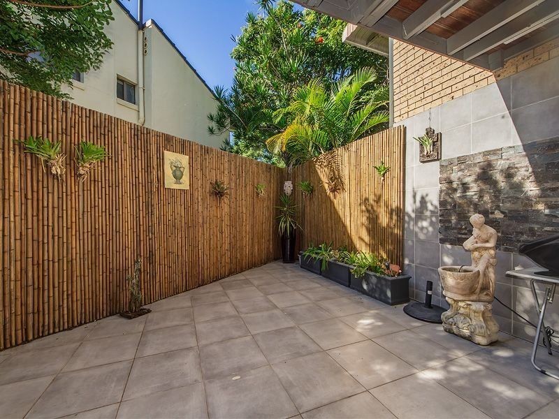Unit 2/11 Orvieto Avenue, Mermaid Waters QLD 4218