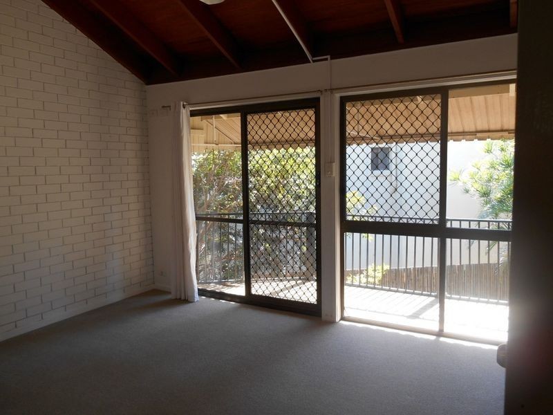 Unit 2/11 Orvieto Avenue, Mermaid Waters QLD 4218