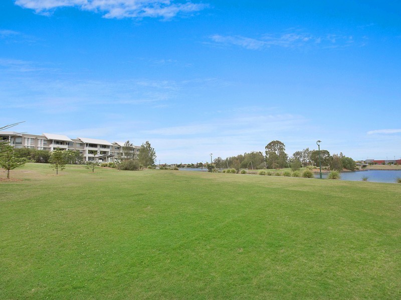 9/1 Lakefront Cresent, Varsity Lakes QLD 4227