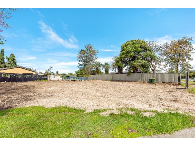 70 T E Peters Drive, Broadbeach Waters QLD 4218