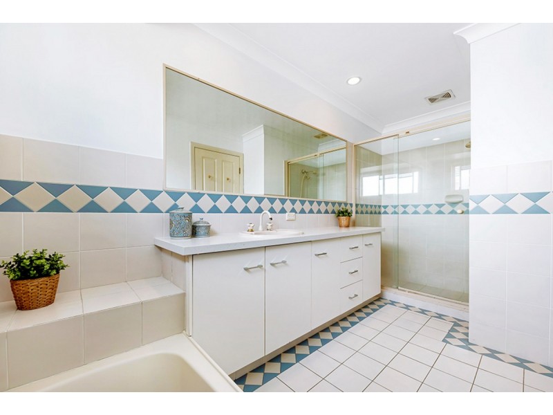1 Andros Court, Clear Island Waters QLD 4226