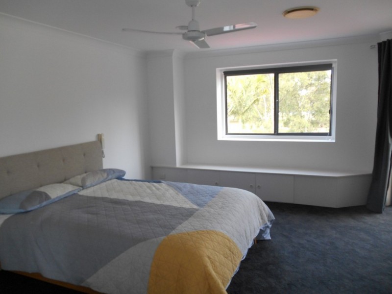 142/125 Santa Cruz Boulevard, Clear Island Waters QLD 4226