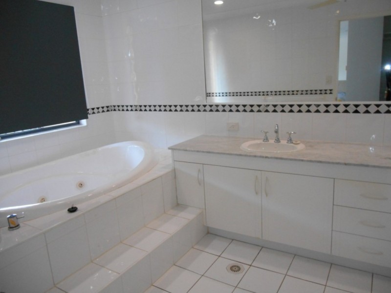 142/125 Santa Cruz Boulevard, Clear Island Waters QLD 4226