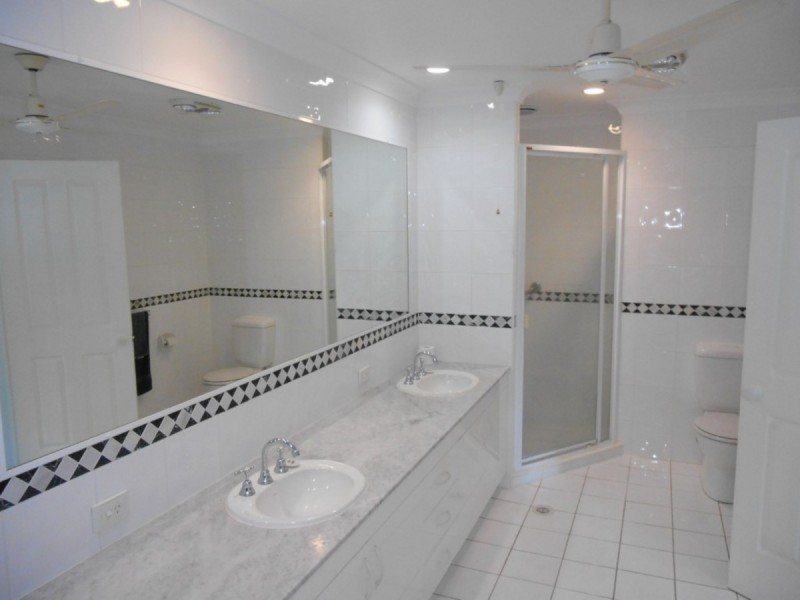 142/125 Santa Cruz Boulevard, Clear Island Waters QLD 4226