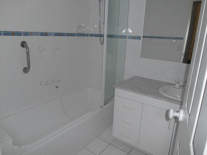 142/125 Santa Cruz Boulevard, Clear Island Waters QLD 4226