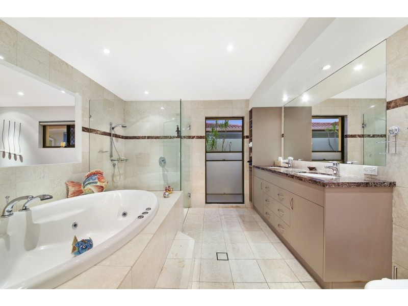 6 Etna Street, Isle Of Capri QLD 4217