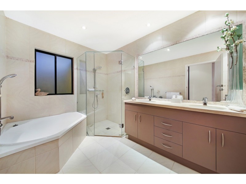 6 Etna Street, Isle Of Capri QLD 4217