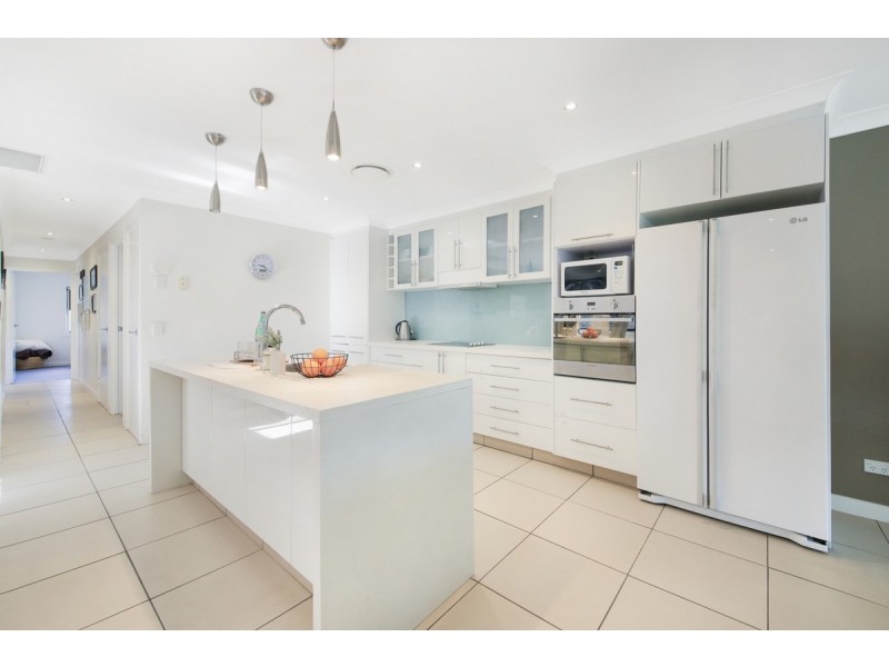 5 Village High Road, Benowa QLD 4217