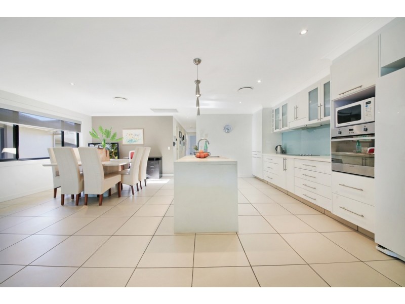 5 Village High Road, Benowa QLD 4217