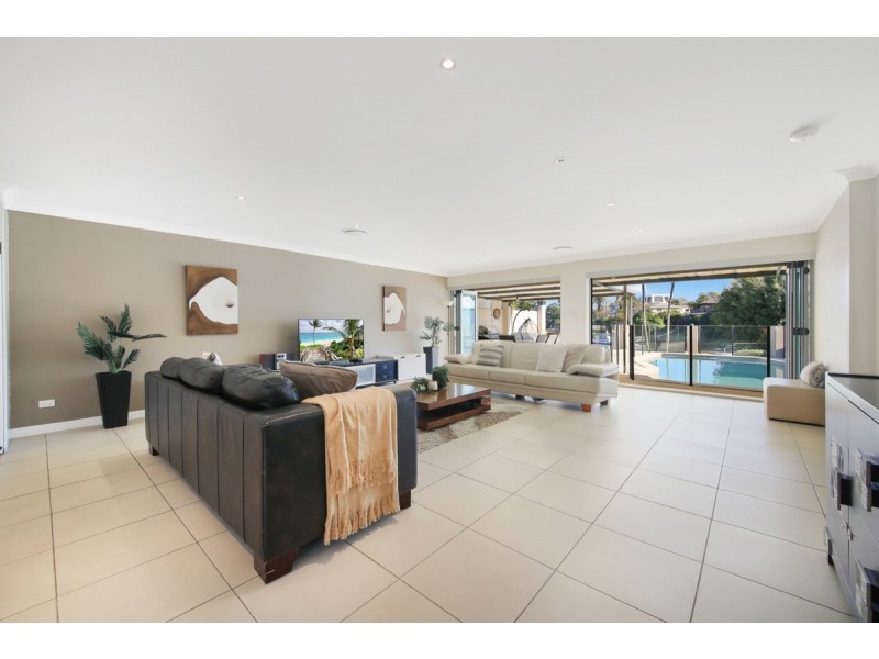 5 Village High Road, Benowa QLD 4217