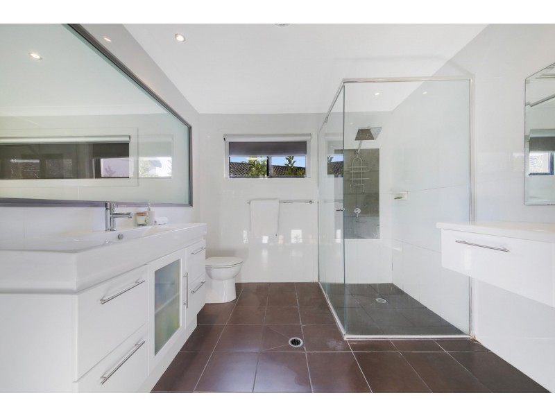 5 Village High Road, Benowa QLD 4217