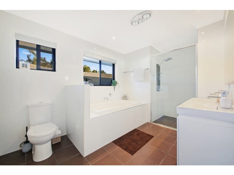 5 Village High Road, Benowa QLD 4217