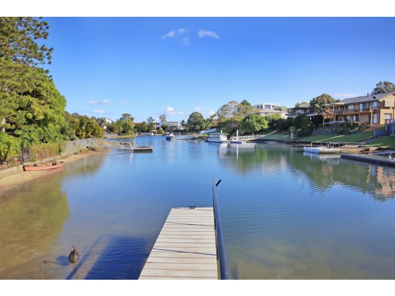 5 Village High Road, Benowa QLD 4217