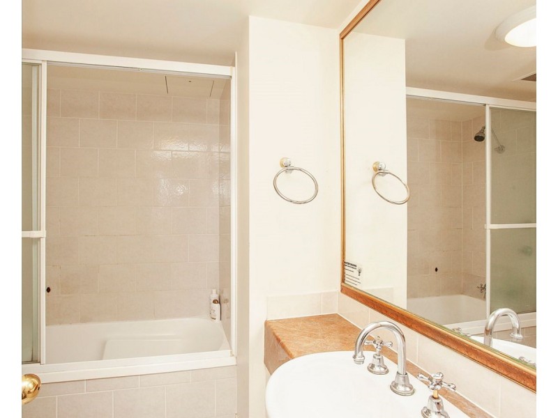 3057/2633 Gold Coast Highway, Broadbeach QLD 4218