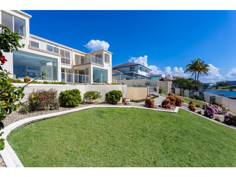 9 Cessnock Close, Mermaid Waters QLD 4218