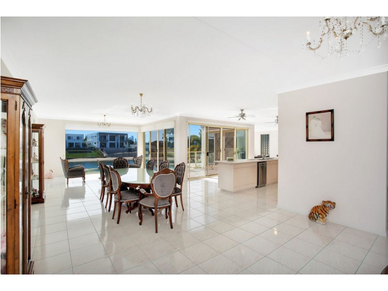 9 Cessnock Close, Mermaid Waters QLD 4218