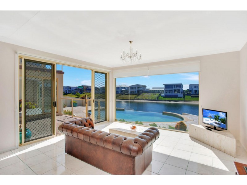 9 Cessnock Close, Mermaid Waters QLD 4218