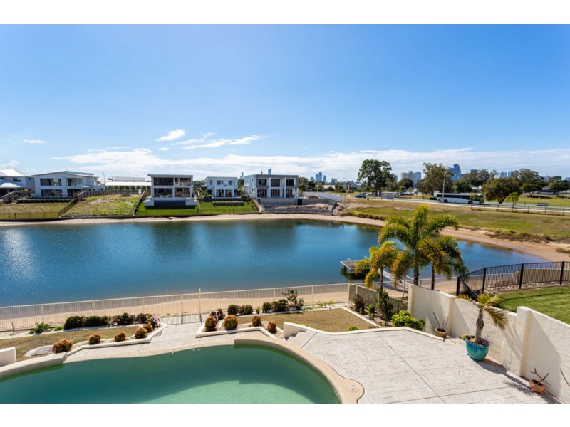 9 Cessnock Close, Mermaid Waters QLD 4218