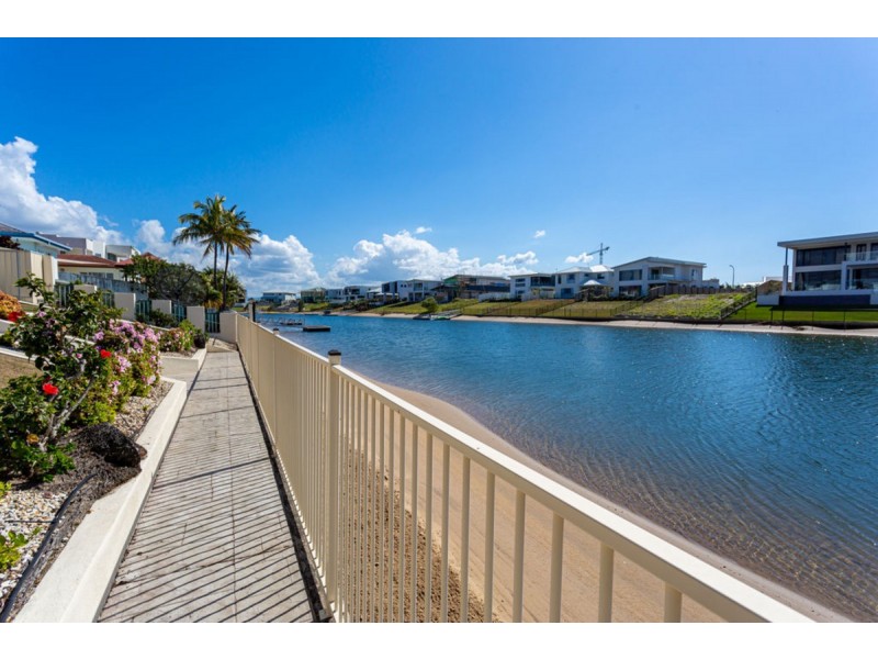 9 Cessnock Close, Mermaid Waters QLD 4218