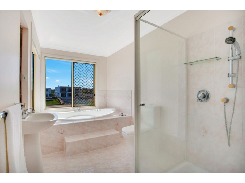 9 Cessnock Close, Mermaid Waters QLD 4218