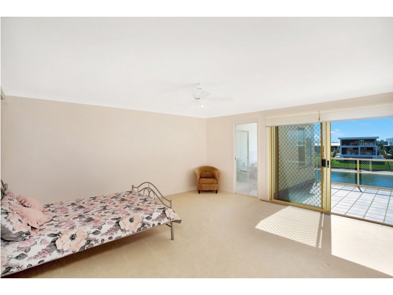 9 Cessnock Close, Mermaid Waters QLD 4218