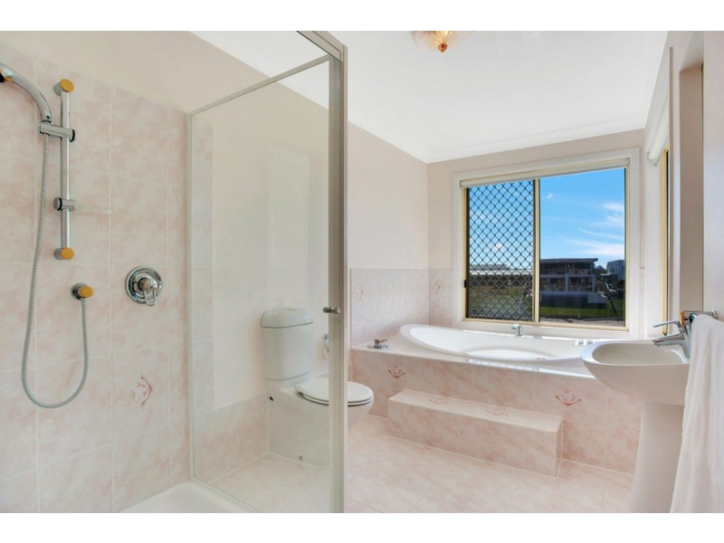 9 Cessnock Close, Mermaid Waters QLD 4218