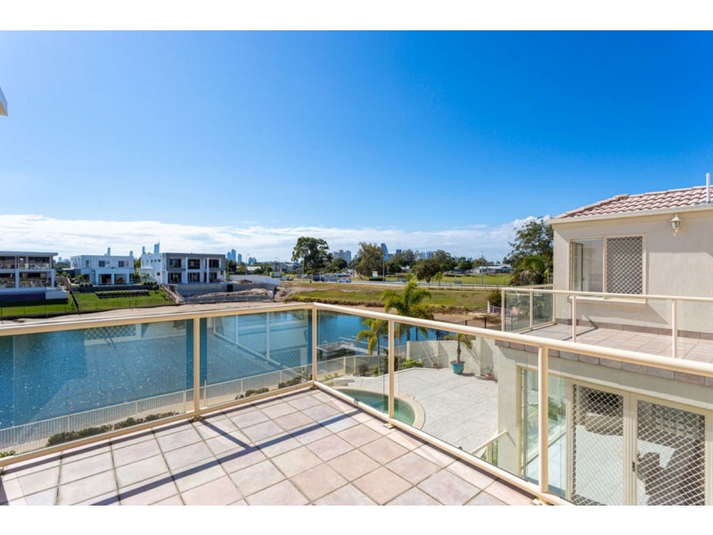 9 Cessnock Close, Mermaid Waters QLD 4218