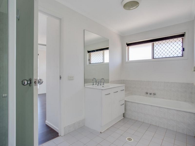 20 Southlake Drive, Varsity Lakes QLD 4227