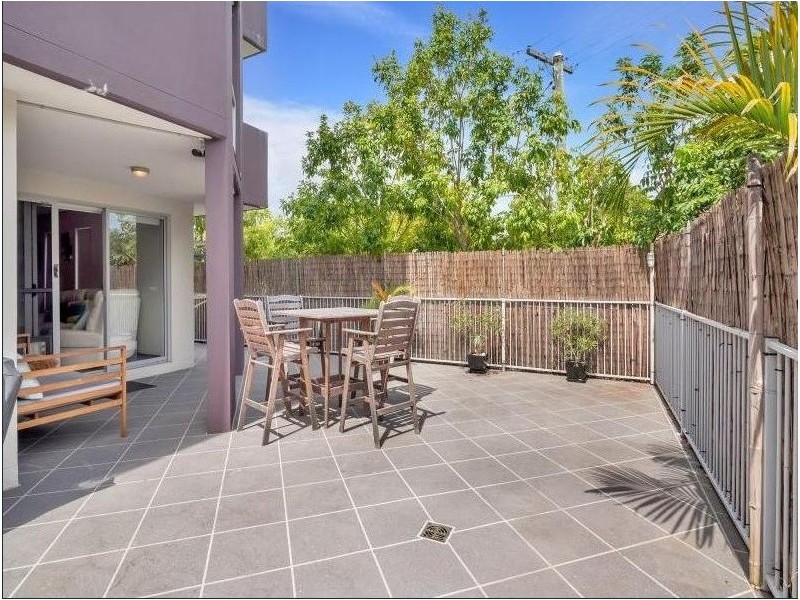 1/21 Middle Street, Labrador QLD 4215