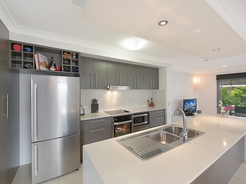 18 Lillie Street, Burleigh Waters QLD 4220
