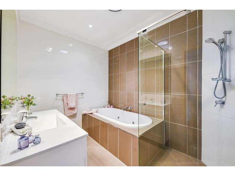 8001A Vista Drive, Benowa QLD 4217