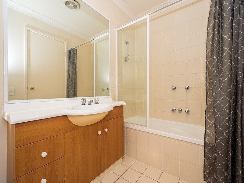 302/1-15 Gentian Drive, Arundel QLD 4214