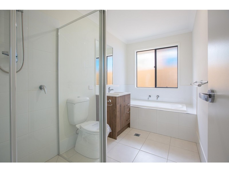 1 & 2/23 Reg Grundy Street, Ripley QLD 4306