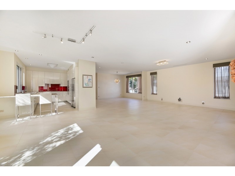 124 Stanhill Drive, Surfers Paradise QLD 4217